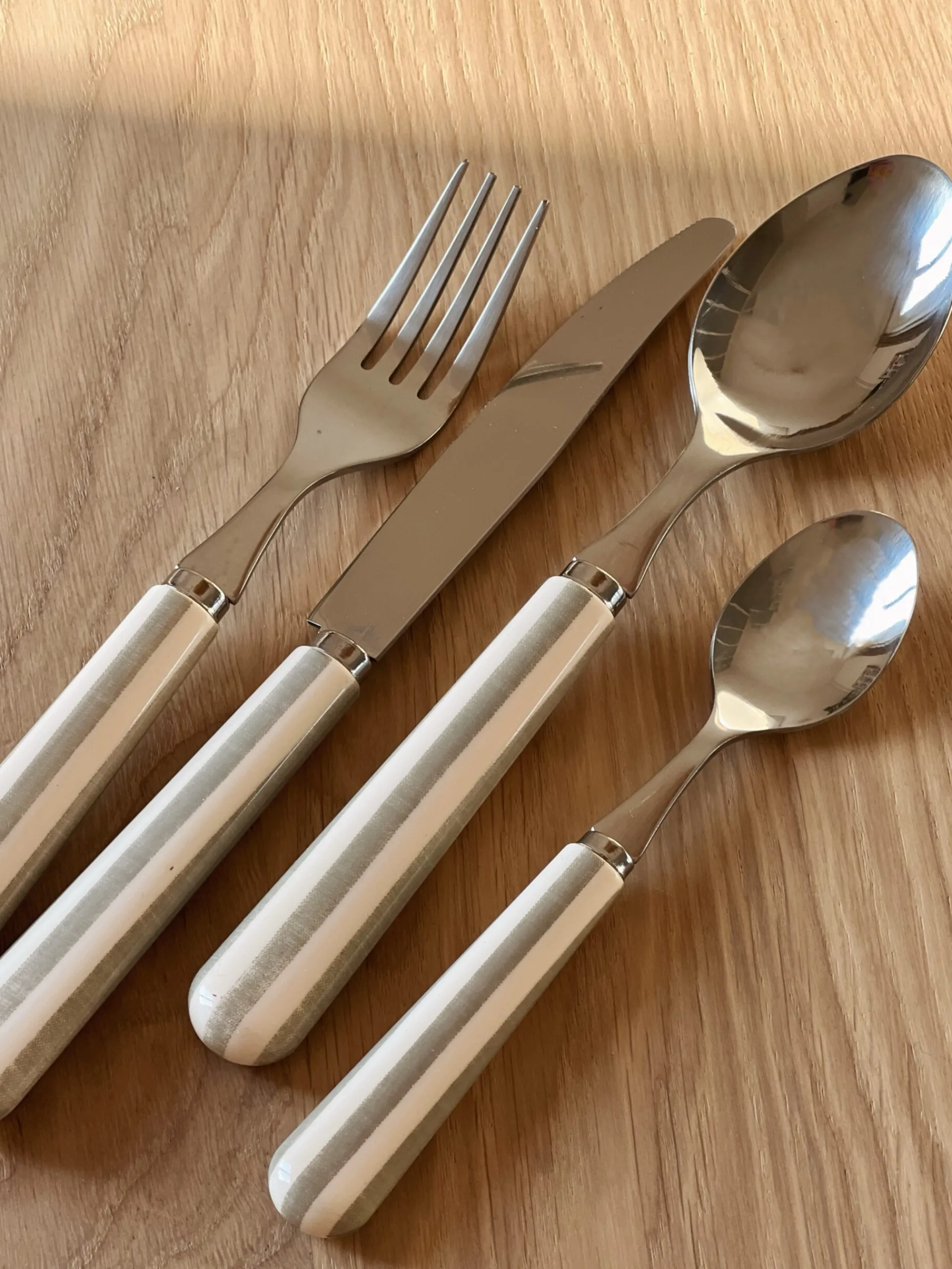 Sélection M Coffret 24 couverts de couleur Discount